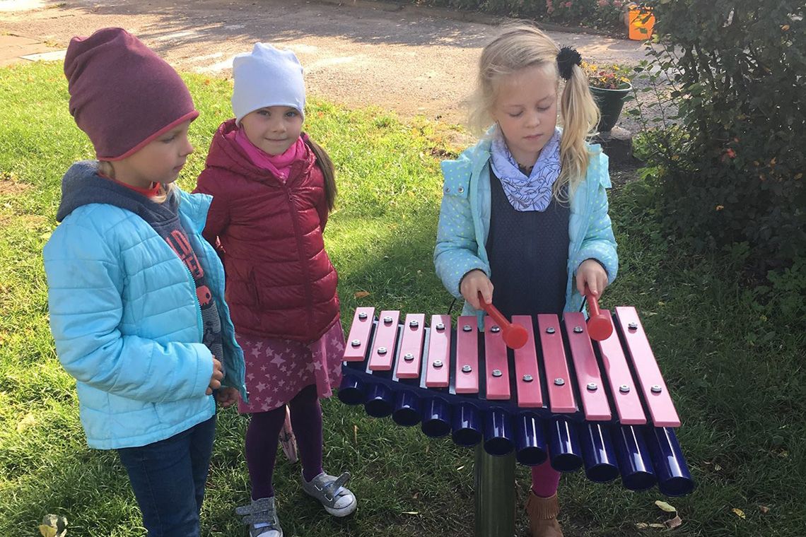 Cadenza (1140x760 little kids in hats) (1140x760 Cadenza