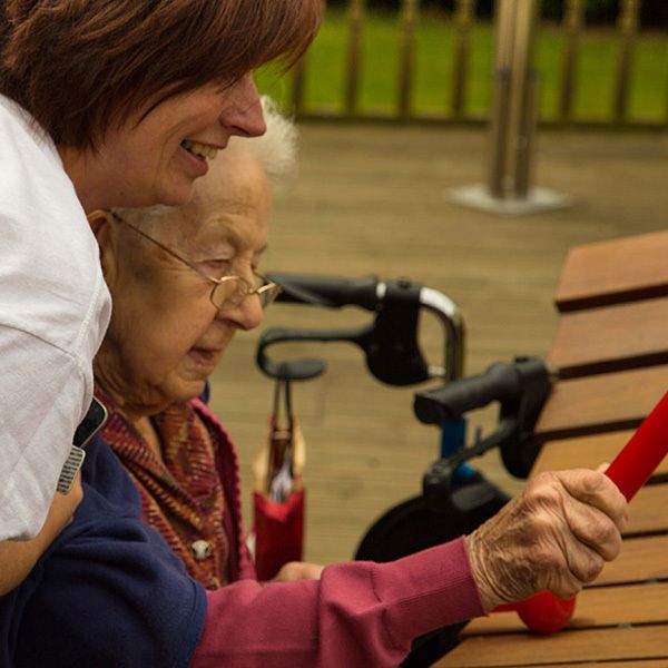 600x600 Blog_Dementia (old lady & carer)